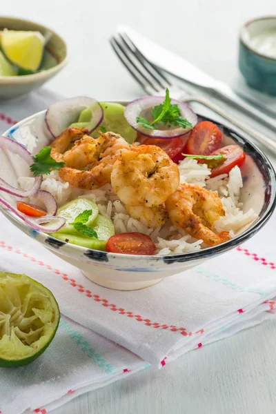 Tandoori creveți frigărui cu orez și salată tocată — Fotografie, imagine de stoc