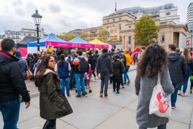 Londra, Uk - 3 Kasım 2019: İnsanlar Londra 'da Diwali kutlamalarına katılıyor. Diwali ya da Deepawali, Kartika 'nın Hindu Lunisolar ayı boyunca kutlanan Hint ışık festivali..