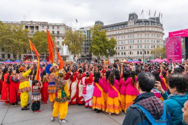 Londra, Uk - 3 Kasım 2019: İnsanlar Londra 'daki Diwali kutlamalarına katılıyor. Diwali ya da Deepawali, Kartika 'nın Hindu Lunisolar ayı boyunca kutlanan Hint ışık festivali..