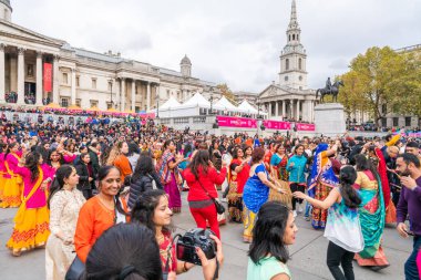 Londra, Uk - 3 Kasım 2019: İnsanlar Londra 'daki Diwali kutlamalarına katılıyor. Diwali ya da Deepawali, Kartika 'nın Hindu Lunisolar ayı boyunca kutlanan Hint ışık festivali..