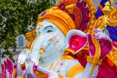 Londra 'daki Diwali kutlamalarında Lord Ganesha' nın şişme heykeli. Diwali ya da Deepawali, Kartika 'nın Hindu Lunisolar ayı boyunca kutlanan Hint ışık festivali..