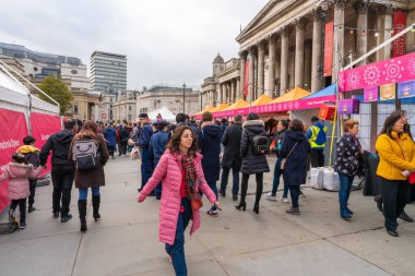 Londra, Uk - 3 Kasım 2019: İnsanlar Londra 'da Diwali kutlamalarına katılıyor. Diwali ya da Deepawali, Kartika 'nın Hindu Lunisolar ayı boyunca kutlanan Hint ışık festivali..