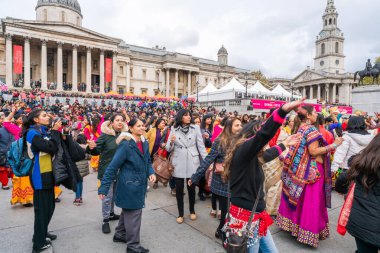 Londra, Uk - 3 Kasım 2019: İnsanlar Londra 'daki Diwali kutlamalarına katılıyor. Diwali ya da Deepawali, Kartika 'nın Hindu Lunisolar ayı boyunca kutlanan Hint ışık festivali..
