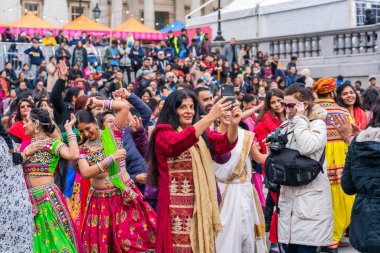 Londra, Uk - 3 Kasım 2019: İnsanlar Londra 'daki Diwali kutlamalarına katılıyor. Diwali ya da Deepawali, Kartika 'nın Hindu Lunisolar ayı boyunca kutlanan Hint ışık festivali..