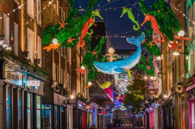 Londra - 09 Kasım 2019: Bu yıl Carnaby Caddesi, okyanus koruma hayır kurumu Proje Sıfır 'ın işbirliğiyle geri dönüşümlü ve yeniden kullanılabilir materyallerle yapılan çevre dostu Noel gösterisi düzenledi
