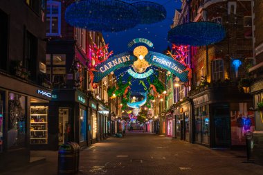Londra - 09 Kasım 2019: Bu yıl Carnaby Caddesi, okyanus koruma hayır kurumu Proje Sıfır 'ın işbirliğiyle geri dönüşümlü ve yeniden kullanılabilir materyallerle yapılan çevre dostu Noel gösterisi düzenledi