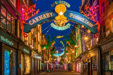 Londra - 09 Kasım 2019: Bu yıl Carnaby Caddesi, okyanus koruma hayır kurumu Proje Sıfır 'ın işbirliğiyle geri dönüşümlü ve yeniden kullanılabilir materyallerle yapılan çevre dostu Noel gösterisi düzenledi