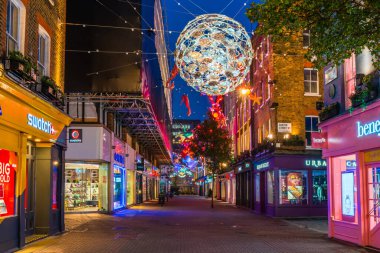 Londra - 09 Kasım 2019: Bu yıl Carnaby Caddesi, okyanus koruma hayır kurumu Proje Sıfır 'ın işbirliğiyle geri dönüşümlü ve yeniden kullanılabilir materyallerle yapılan çevre dostu Noel gösterisi düzenledi