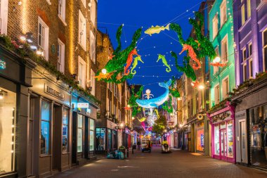 Londra - 09 Kasım 2019: Bu yıl Carnaby Caddesi, okyanus koruma hayır kurumu Proje Sıfır 'ın işbirliğiyle geri dönüşümlü ve yeniden kullanılabilir materyallerle yapılan çevre dostu Noel gösterisi düzenledi