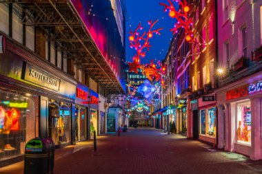 Londra - 09 Kasım 2019: Bu yıl Carnaby Caddesi, okyanus koruma hayır kurumu Proje Sıfır 'ın işbirliğiyle geri dönüşümlü ve yeniden kullanılabilir materyallerle yapılan çevre dostu Noel gösterisi düzenledi