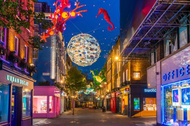 Londra - 09 Kasım 2019: Bu yıl Carnaby Caddesi, okyanus koruma hayır kurumu Proje Sıfır 'ın işbirliğiyle geri dönüşümlü ve yeniden kullanılabilir materyallerle yapılan çevre dostu Noel gösterisi düzenledi