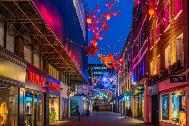 Londra - 09 Kasım 2019: Bu yıl Carnaby Caddesi, okyanus koruma hayır kurumu Proje Sıfır 'ın işbirliğiyle geri dönüşümlü ve yeniden kullanılabilir materyallerle yapılan çevre dostu Noel gösterisi düzenledi