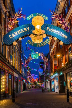 Londra - 09 Kasım 2019: Bu yıl Carnaby Caddesi, okyanus koruma hayır kurumu Proje Sıfır 'ın işbirliğiyle geri dönüşümlü ve yeniden kullanılabilir materyallerle yapılan çevre dostu Noel gösterisi düzenledi