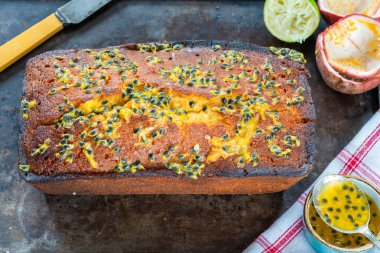 Limon ve tutku meyveli kek kırsal arka planda