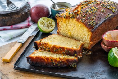 Tahtaya kireç ve tutku meyveli kek serpiştirilmiş.