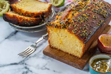 Tahtaya kireç ve tutku meyveli kek serpiştirilmiş.