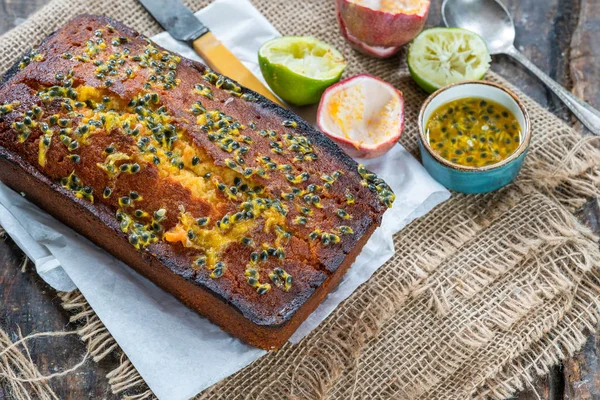 Limetten Und Passionsfrucht Nieselkuchen Auf Rustikalem Holzgrund — Stockfoto