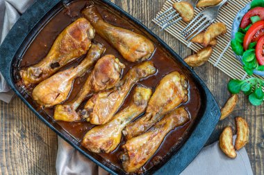 Zencefilli bira soslu tavuk budu patates dilimleri ve salata - genel görünüm
