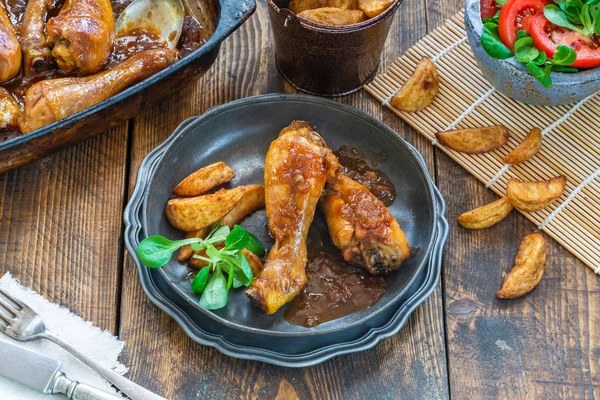 Baquetas Frango Molho Cerveja Gengibre Com Cunhas Batata Salada Visão — Fotografia de Stock