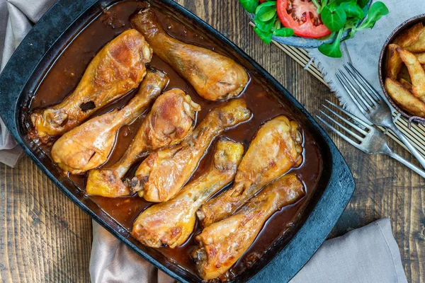 Chicken Drumsticks Ginger Beer Sauce Potato Wedges Salad Overhead View — Stock Photo, Image