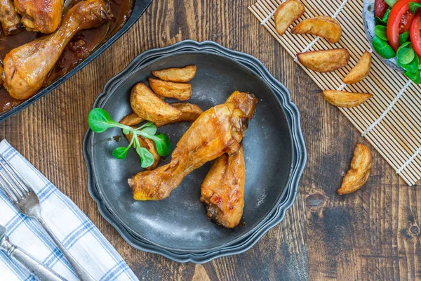 Chicken Drumsticks Ginger Beer Sauce Potato Wedges Salad Overhead View — Stock Photo, Image