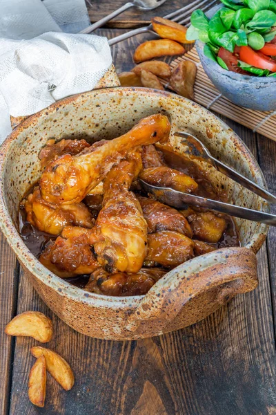 Chicken Drumsticks Ginger Beer Sauce Potato Wedges Salad Rustic Wooden — Stock Photo, Image