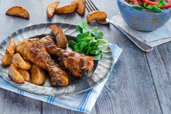 Batons Frango Molho Cerveja Gengibre Com Cunhas Batata Salada Prato — Fotografia de Stock