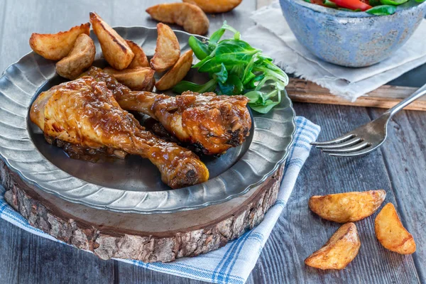 Batons Frango Molho Cerveja Gengibre Com Cunhas Batata Salada Prato — Fotografia de Stock