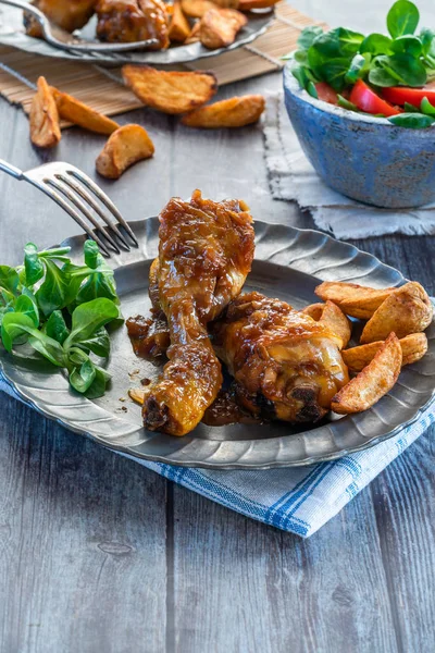 Chicken Drumsticks Ginger Beer Sauce Potato Wedges Salad Plate — Stock Photo, Image