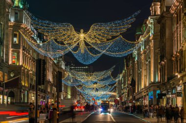 Londra - 21 Kasım 2019: Regent Caddesi, Londra, Uk 'ta Noel ışıkları. Noel ışıkları festival sezonunda binlerce müşteriyi cezbediyor ve Londra 'da önemli bir turistik ilgi merkezi.