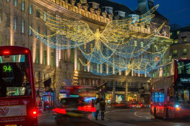 Londra - 21 Kasım 2019: Regent Caddesi, Londra, Uk 'ta Noel ışıkları. Noel ışıkları festival sezonunda binlerce müşteriyi cezbediyor ve Londra 'da önemli bir turistik ilgi merkezi.