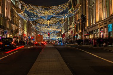 Londra - 21 Kasım 2019: Regent Caddesi, Londra, Uk 'ta Noel ışıkları. Noel ışıkları festival sezonunda binlerce müşteriyi cezbediyor ve Londra 'da önemli bir turistik ilgi merkezi.
