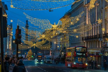 Londra - 21 Kasım 2019: Regents Caddesi 'ndeki Noel ışıkları. Güzel Noel süsleri, festival sezonunda binlerce müşteriyi cezbediyor ve turistlerin ilgi odağı haline geliyor..