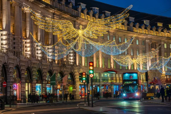 Londra - 21 Kasım 2019: Regent Caddesi, Londra, Uk 'ta Noel ışıkları. Noel ışıkları festival sezonunda binlerce müşteriyi cezbediyor ve Londra 'da önemli bir turistik ilgi merkezi.