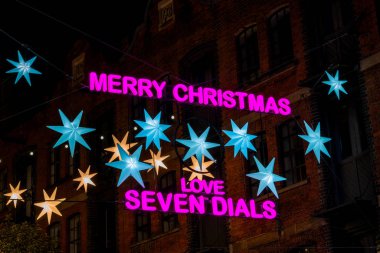 Covent Garden, Londra, Uk 'taki Seven Dials' da Noel sokak dekorasyonları