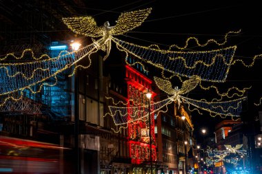 Londra, Uk - Aralık 01 2019: Londra 'nın en işlek caddelerinden biri olan Piccadilly' de Noel ışıkları festival sezonunda binlerce müşteriyi çeker ve önemli bir turistik ilgi odağı haline gelirler..