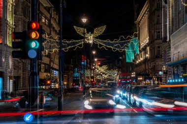 Londra, Uk - Aralık 01 2019: Londra 'nın en işlek caddelerinden biri olan Piccadilly' de Noel ışıkları festival sezonunda binlerce müşteriyi çeker ve önemli bir turistik ilgi odağı haline gelirler..