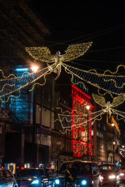 Londra, Uk - Aralık 01 2019: Londra 'nın en işlek caddelerinden biri olan Piccadilly' de Noel ışıkları festival sezonunda binlerce müşteriyi çeker ve önemli bir turistik ilgi odağı haline gelirler..