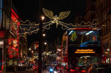 Londra, Uk - Aralık 01 2019: Londra 'nın en işlek caddelerinden biri olan Piccadilly' de Noel ışıkları festival sezonunda binlerce müşteriyi çeker ve önemli bir turistik ilgi odağı haline gelirler..