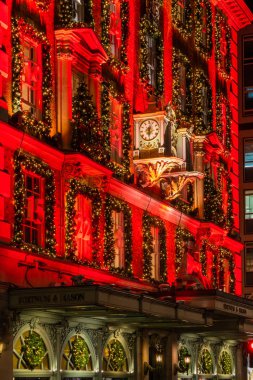 Londra, Uk - 01 Aralık 2019: Fortnum ve Mason Noel için dekore edilmiştir. 1707 'de Piccadilly Londra' da William Fortnum ve Hugh Mason tarafından kuruldu.
