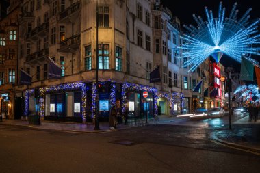Londra, Uk - 01 Aralık 2019: Londra 'nın ünlü West End bölgesi Old Bond Caddesi' nde Noel süslemeleri. Bölge, prestijli veya pahalı ürünler satan pek çok moda mağazasına ev sahipliği yapıyor.