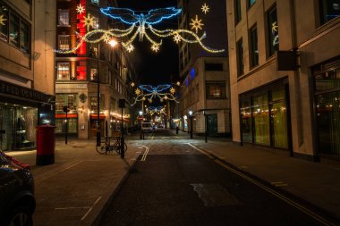 Londra, Uk - 01 Aralık 2019: Jermyn Caddesi 'nde Noel ışıkları. Güzel Noel süsleri festival sezonunda binlerce müşteriyi cezbediyor ve Londra 'nın en büyük turistik yerlerinden biri.