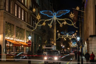 Londra, Uk - 01 Aralık 2019: Jermyn Caddesi 'nde Noel ışıkları. Güzel Noel süsleri festival sezonunda binlerce müşteriyi cezbediyor ve Londra 'nın en büyük turistik yerlerinden biri.