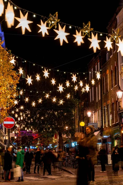 Londra, Uk - Aralık 01 2019: Covent Garden bölgesindeki Seven Dials 'daki Noel sokak dekorasyonları festival sezonunda binlerce insanı cezbetti ve Londra' da önemli bir turistik ilgi odağı oldular.