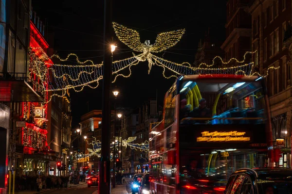 2019 런던의 번화가중 피카딜리의 크리스마스 쇼핑객을 들인다 — 스톡 사진