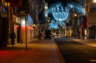 Londra, Uk - 7 Aralık 2019: New Bond Caddesi 'nde Noel süslemeleri, Londra' nın ünlü West End bölgesi. Bölge, prestijli veya pahalı ürünler satan pek çok moda mağazasına ev sahipliği yapıyor.