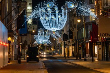Londra, Uk - Aralık, 07: 2019: Londra 'nın ünlü West End bölgesi Old Bond Caddesi' nde Noel süslemeleri. Bölge, prestijli veya pahalı ürünler satan pek çok moda mağazasına ev sahipliği yapıyor.