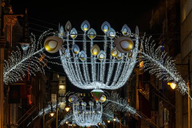 Londra, Uk - Aralık, 07: 2019: Londra 'nın ünlü West End bölgesi Old Bond Caddesi' nde Noel süslemeleri. Bölge, prestijli veya pahalı ürünler satan pek çok moda mağazasına ev sahipliği yapıyor.