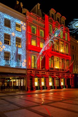 Londra, Uk - Aralık, 07 2019: Londra 'nın batı yakasındaki New Bond Caddesi' ndeki Cartier amiral gemisi mağazası Noel için dekore edilmiştir. Lüks Fransız butik markası mücevher ve saat üretir ve satar.