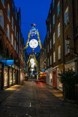Londra, Uk - 07 Aralık 2017: Batı Yakası müşterileri için popüler bir yer olan Gee 's Court' ta Noel ışıkları festival sezonunda binlerce Londralı ve turist çekiyor.